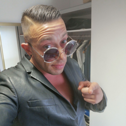 Pornovatas, Victor Bloom, Linda del sol 